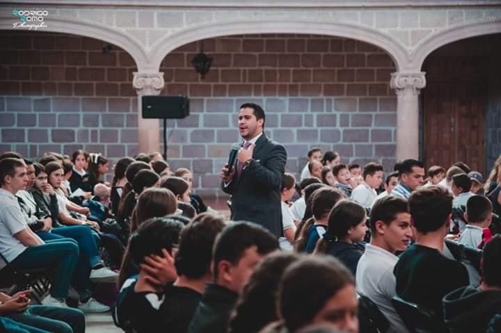 Ronar presentando sobre ciberseguridad